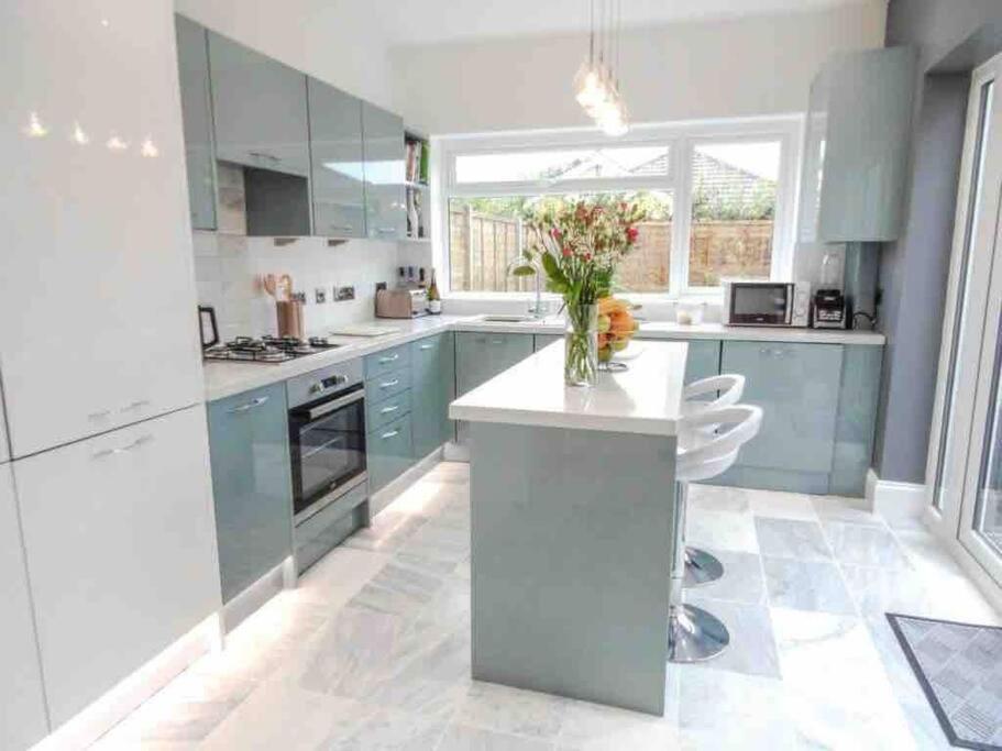 Spacious 4 Bed Rooms, Parking, Garden&Near Parks, Beaches&University Bournemouth Exterior foto