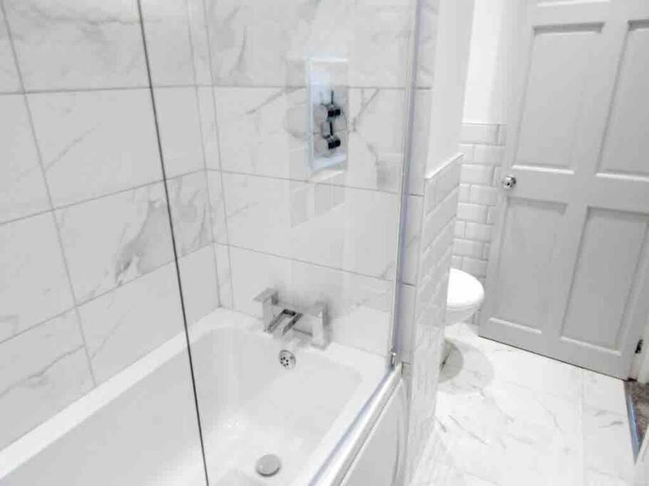 Spacious 4 Bed Rooms, Parking, Garden&Near Parks, Beaches&University Bournemouth Exterior foto